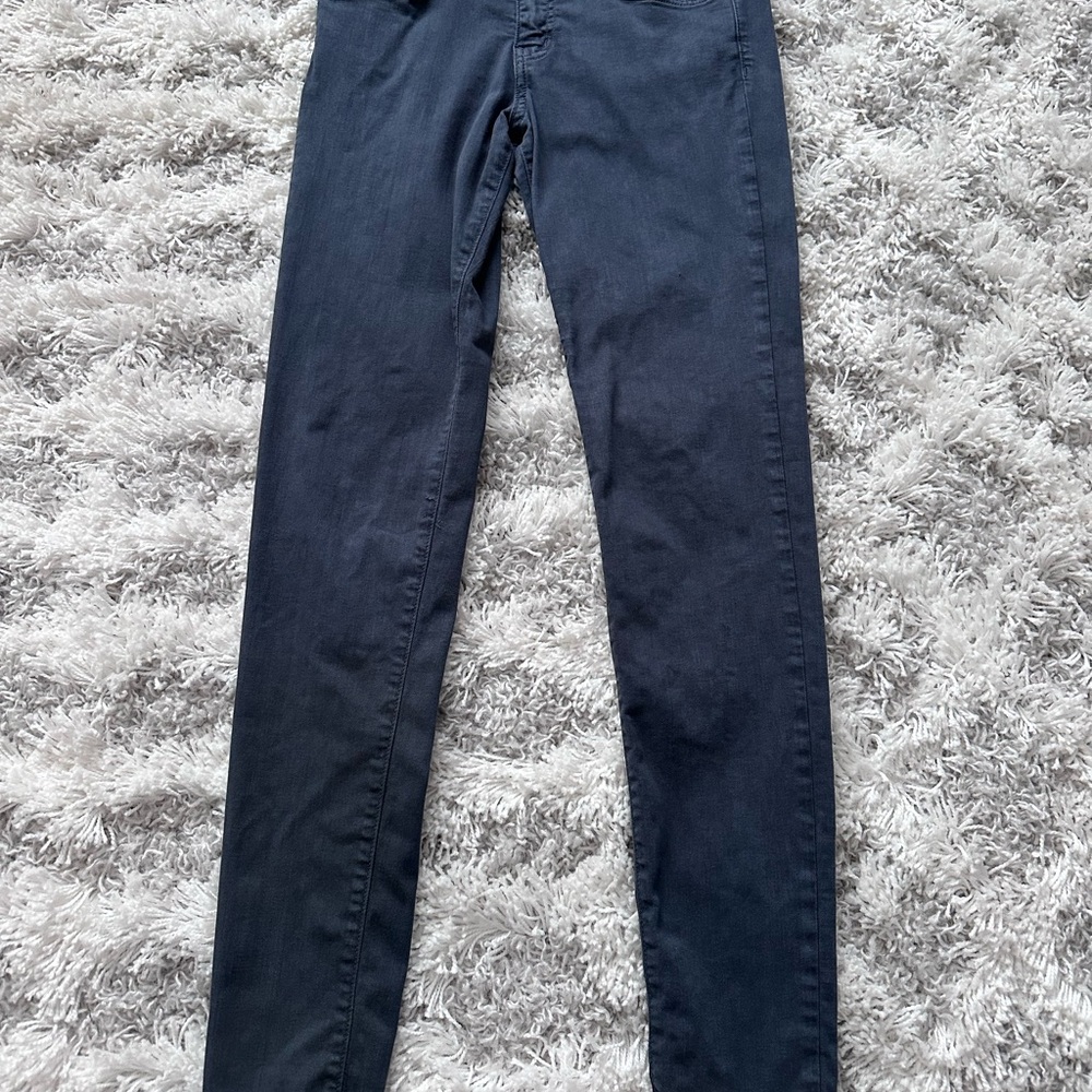 Flying Monkey jeggings in dark steel gray. Size 28